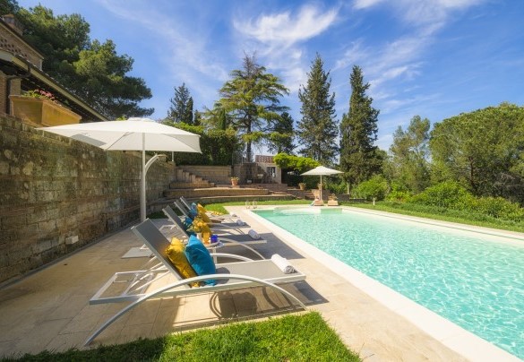 La piscina misura 6 x12 mt con una profondità di min 1,30 mt max 1,90 - Il Fienile   