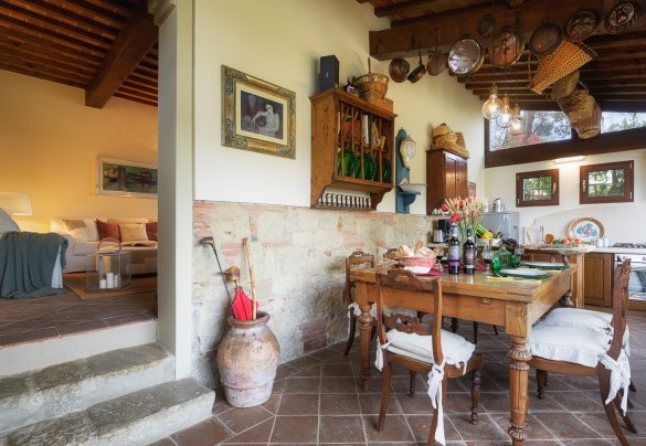 La cucina confina con il salotto - Il Fienile  