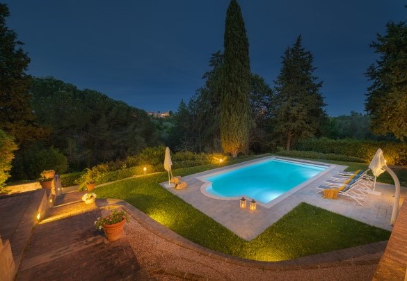 La piscina ha un affaccio unico sulle dolci colline Pisane e sul medioevale paese di Palaia - Il Fienile  
