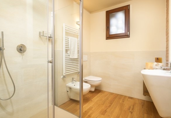 Bagno en suite con doccia al piano terra - Il Fienile 