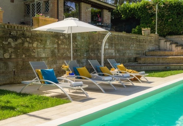 La  piscina, posta a pochi metri dalla casa, in posizione panoramica - Il Fienile    