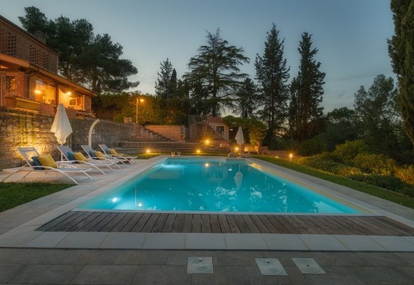 La piscina è depurata a sale e dotata di illuminazione interna - Il Fienile 