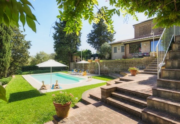 La proprietà che si staglia sul tipico paesaggio toscano - Il Fienile 