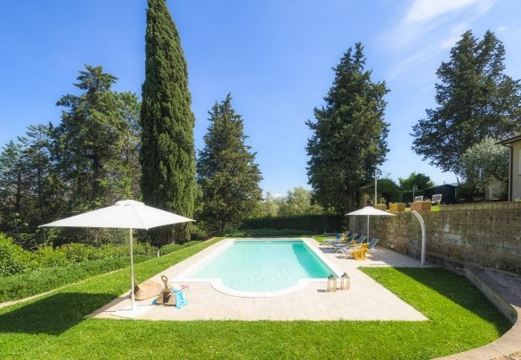 La piscina immersa nel verde prato - Il Fienile