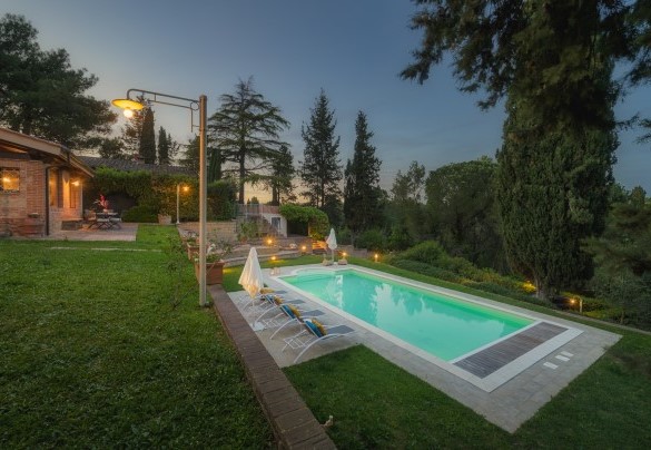 La piscina illuminata di notte - Il Fienile 
