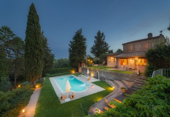 La piscina e la dimora al tramonto - Il Fienile   