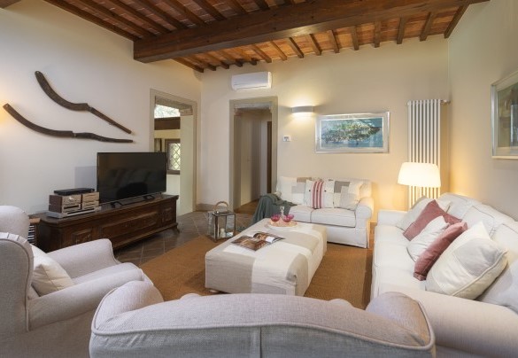 Salotto con Smart TV - Il Fienile  