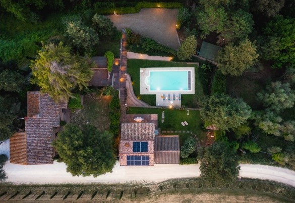 La piscina e il casale visti dall'alto - Il Fienile  
