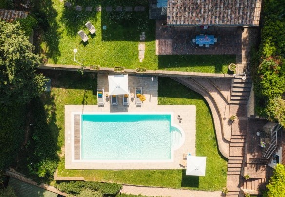La piscina e la zona prendisole attrezzata con lettini, ombrelloni e doccia esterna - Il Fienile 