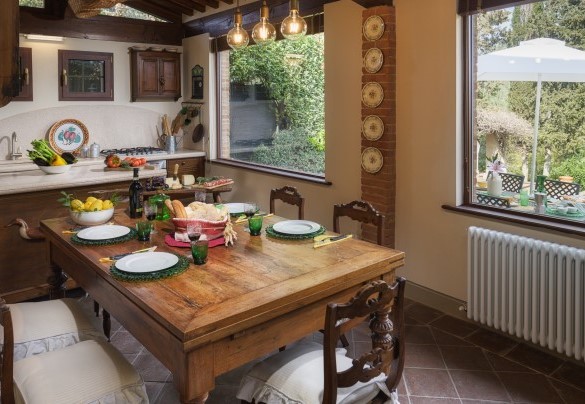 Zona pranzo con il tavolo preparato - Il Fienile   