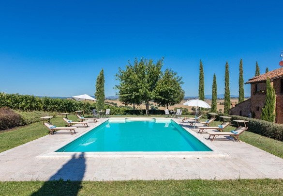 The swimming pool is open from the last Saturday in April until the first Saturday in October – Il Fitto