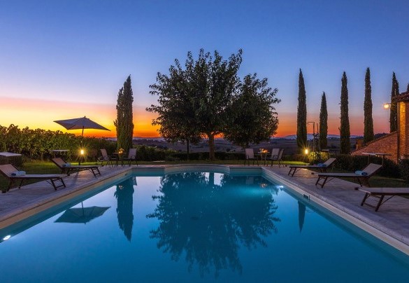The private swimming pool in the night – Il Fitto