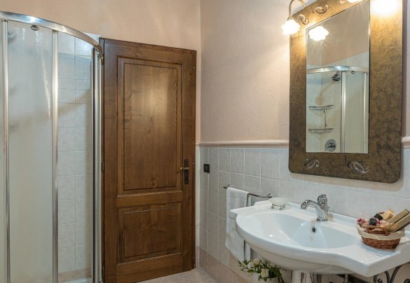Bathroom with shower n.3 serving the bedrooms n.3 and n.4 – Il Fitto