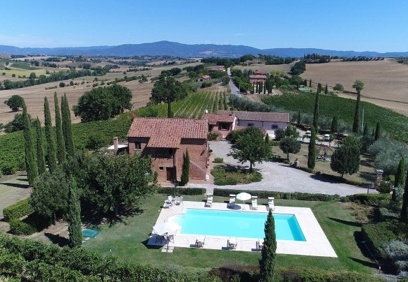 The house is protected by a beautifully well-kept park and is guarded by a garrison of olive trees and by the vineyard that frames the large exclusive swimming pool – Il Fitto