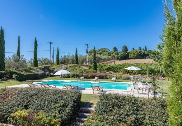 The swimming pool is located on one side of the house, in a slightly higher position and is reached via a short ramp or a walkway, just 15 m away – Il Fitto