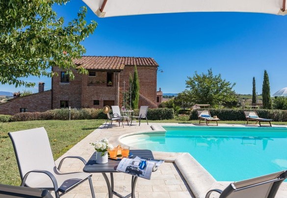The house is protected by a beautifully well-kept park and is guarded by a garrison of olive trees and by the vineyard that frames the large exclusive swimming pool – Il Fitto