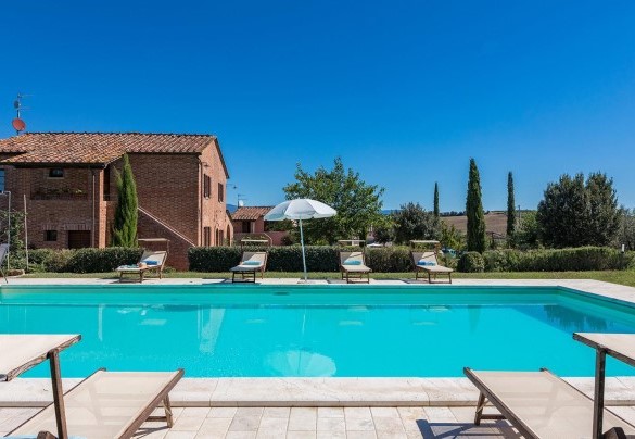 The swimming pool is lined in PVC and has access via Roman steps – Il Fitto