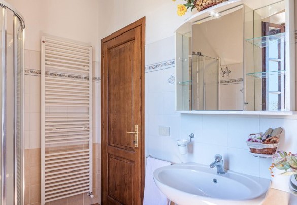 Bathroom with hydro masssage shower n.4 serving the bedroom n.5 – Il Fitto