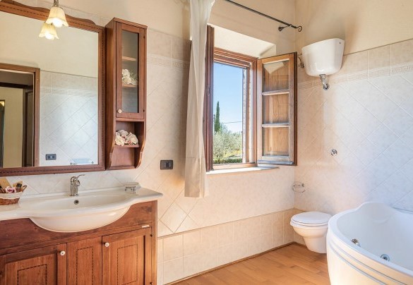 Bathroom with hydro massage tub n.1 – Il Fitto