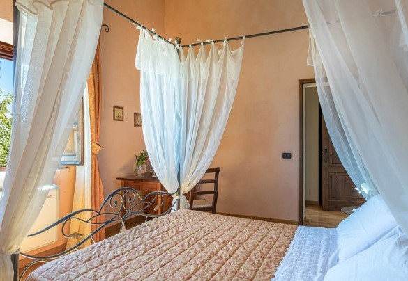 The double bedroom n.1 has walk-in closet and en suite bathroom – Il Fitto
