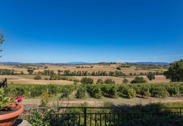 The property is a few kilometres from Cortona, the main cultural and artistic centre of the Val di Chiana – Il Fitto