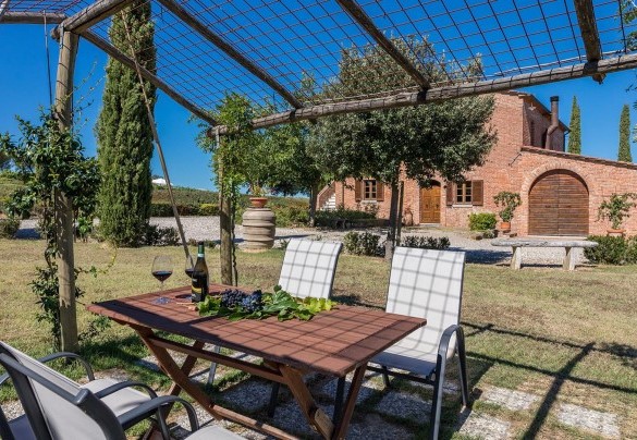 The park is mainly flat, with lawn areas, enlivened by roses, olive trees, bushes of herbs and fruit trees – Il Fitto
