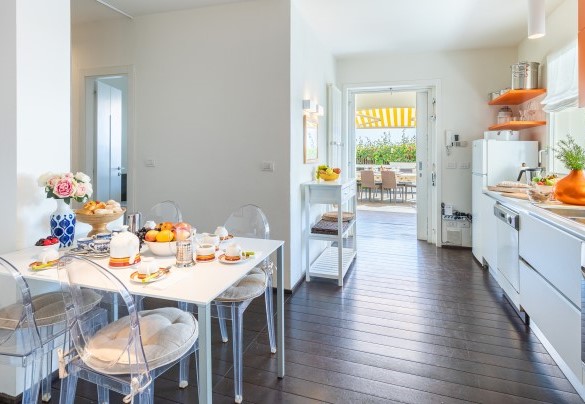 La cucina con tavolo da pranzo - Il Gabbiano
