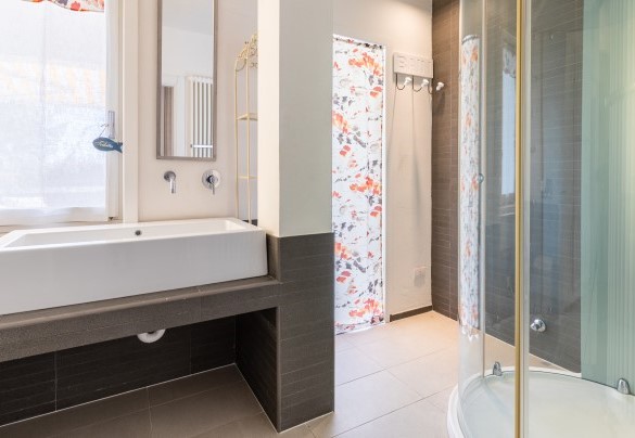 Il moderno bagno con doccia al piano terra - Il Gabbiano