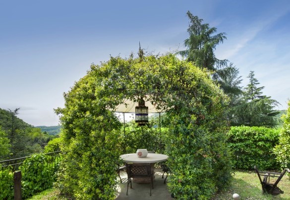 In the garden you will find a gazebo covered with leaves - Il Giardino di Sibilla