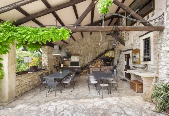Porch with dining tables and chairs - Il Giardino di Sibilla