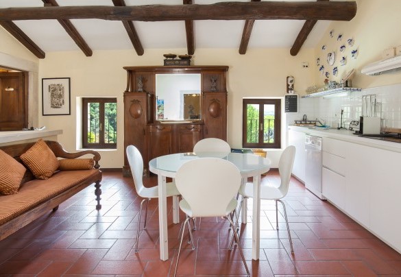 View of the kitchen on the first floor - Il Giardino di Sibilla