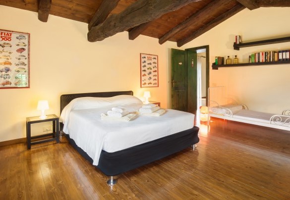 Double bedroom (8), on the second floor - Il Giardino di Sibilla