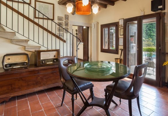 Entrance hall to the house with connecting stairs between the two floors - Il Giardino di Sibilla