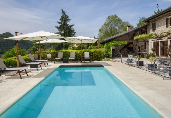 The house has a pool with sunbathing area - Il Giardino di Sibilla