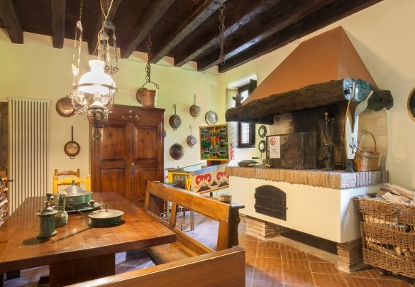 Antique fireplace and table with benches - Il Giardino di Sibilla