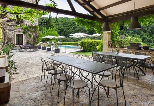 Porch with dining tables and chairs - Il Giardino di Sibilla