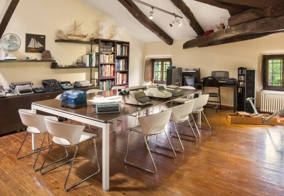 Table with old furniture typewriters - Il Giardino di Sibilla