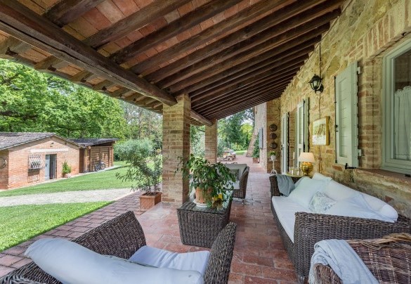 Il portico della villa  - Il Molinaccio