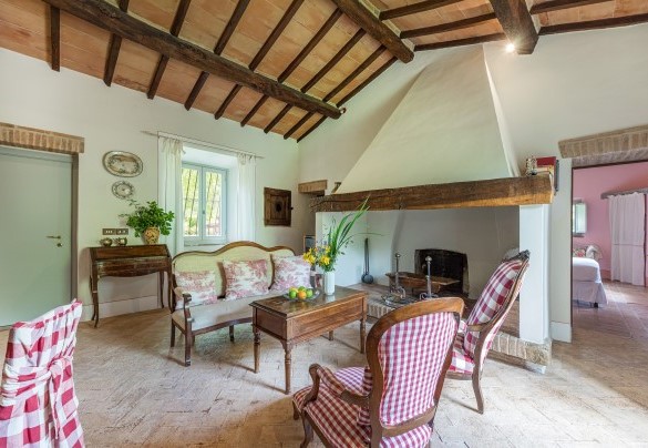Salotto al primo piano con caminetto ornamentale - Il Molinaccio