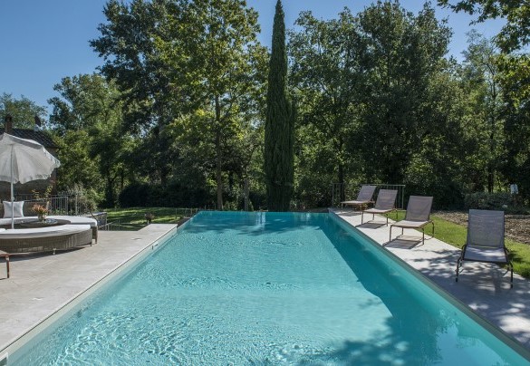 I lati a sfioro della piscina - Il Molinaccio