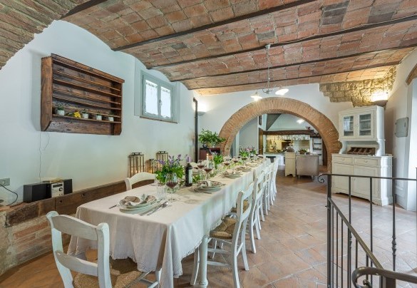 Sala da pranzo al piano terra in open space con il soggiorno e la cucina - Il Molinaccio