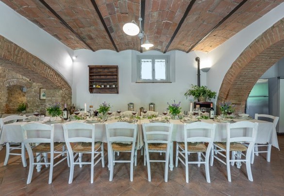 Sala da pranzo al piano terra in open space con il soggiorno e la cucina - Il Molinaccio