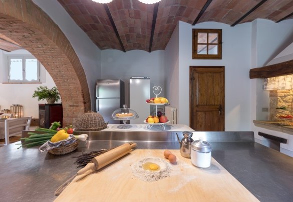 La cucina professionale con grande camino - Il Molinaccio