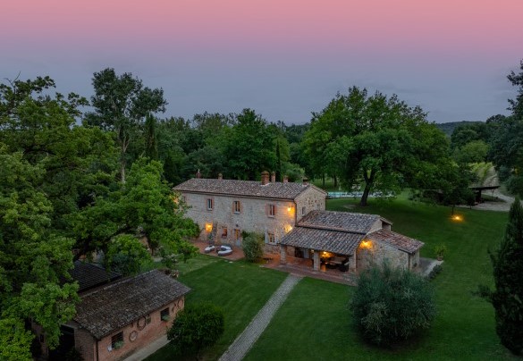 La proprietà illuminata all’imbrunire - Il Molinaccio