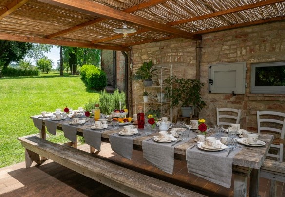 La zona pranzo esterna sotto alla pergola dell’annesso - Il Molinaccio