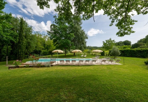 La piscina immersa nel prato curato - Il Molinaccio