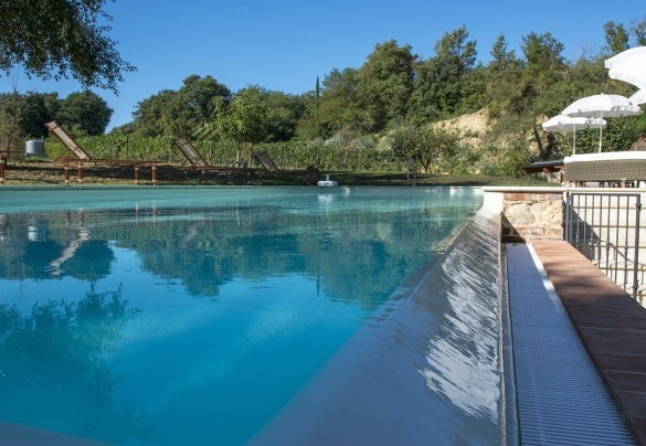 La moderna piscina a sfioro - Il Molinaccio