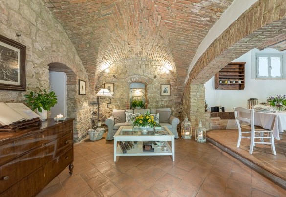 Soggiorno al piano terra in open space con la sala da pranzo e la cucina - Il Molinaccio