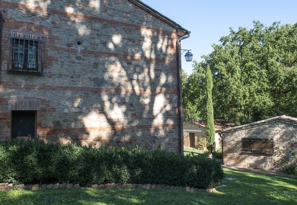 Il fianco della villa con mattoni a vista - Il Molinaccio