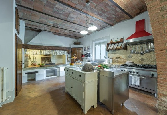 La cucina professionale con grande camino - Il Molinaccio